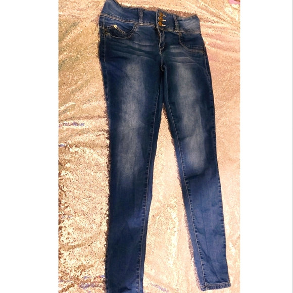 YMI Denim - Cute 💖 YMI Booty Lift Jeans Size 7 Medium Wash